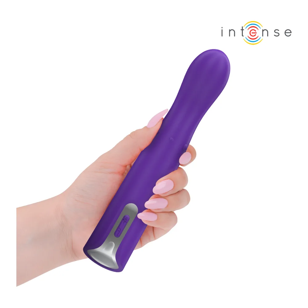 Vibromasseur Helena Beads Down violet tenu en main, montrant sa forme allongée et sa tête arrondie, avec boutons de contrôle sur le corps
