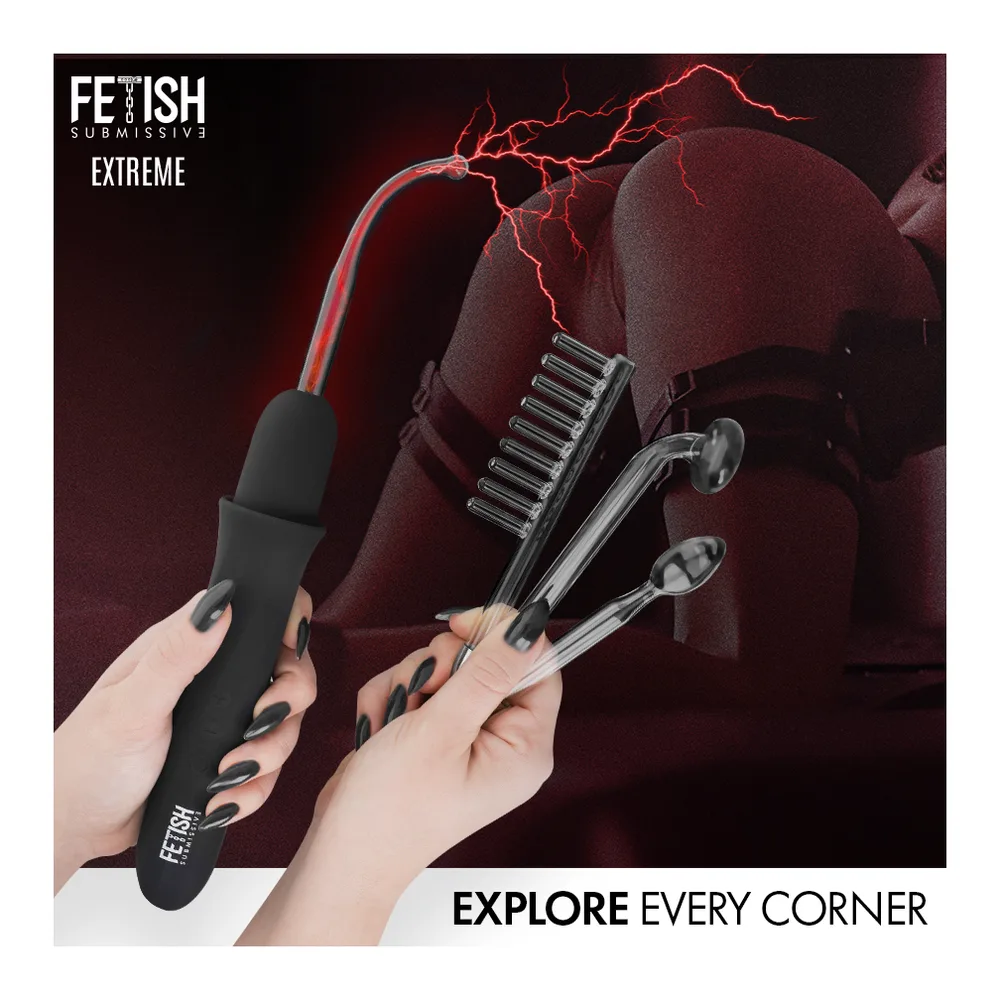 Coffret noir ouvert contenant un wand d'électrostimulation rechargeable noir brillant avec quatre têtes interchangeables incluant des embouts en verre, tenu par deux mains manucurées sur fond blanc