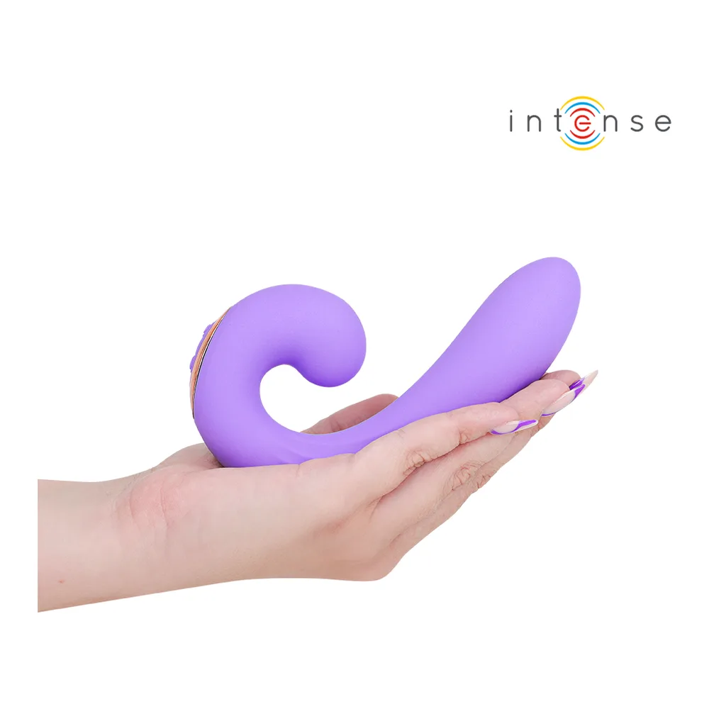 Stimulateur clitoridien violet en silicone reposant sur une main, forme ergonomique avec deux zones de stimulation distinctes