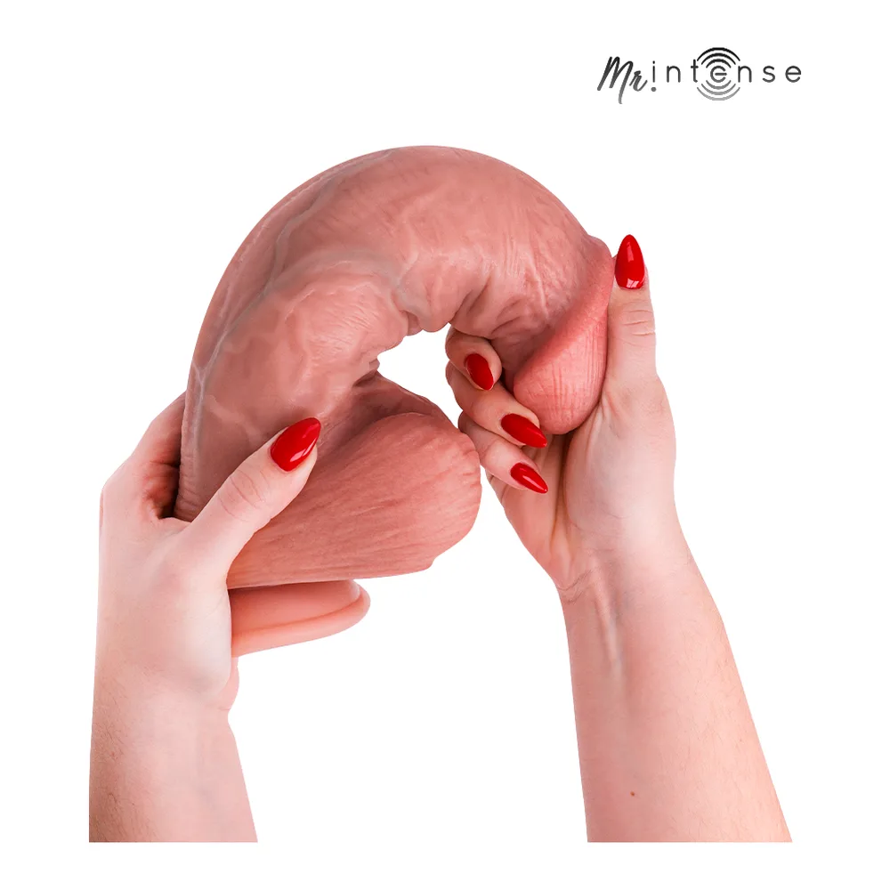 Trois vues du godemichet Spencer en silicone rose clair, avec détails anatomiques réalistes, testicules proéminents et surface texturée, sur fond blanc
