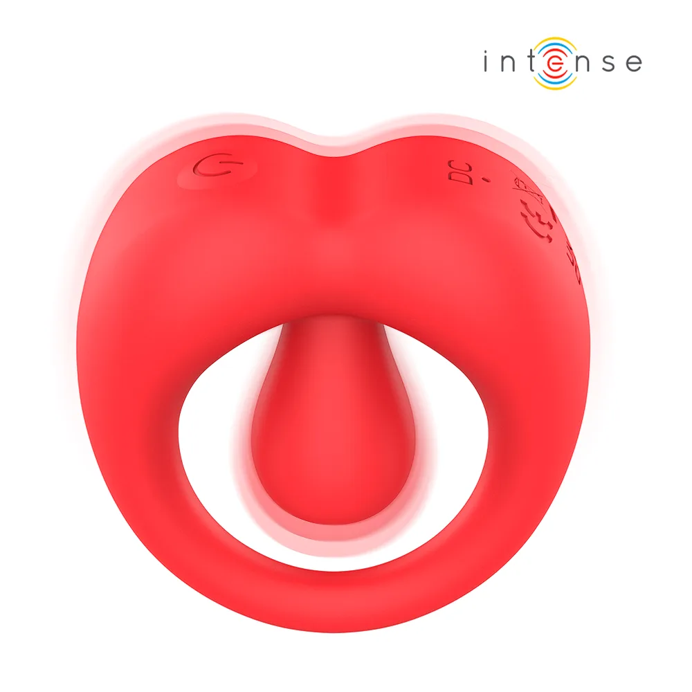 Anneau vibrant en silicone rouge corail, forme de cœur avec protubérance centrale, sur fond blanc
