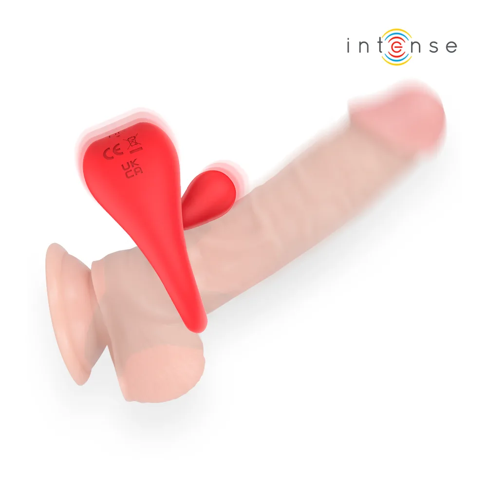 Anneau vibrant en silicone rouge corail, forme de cœur avec protubérance centrale, sur fond blanc