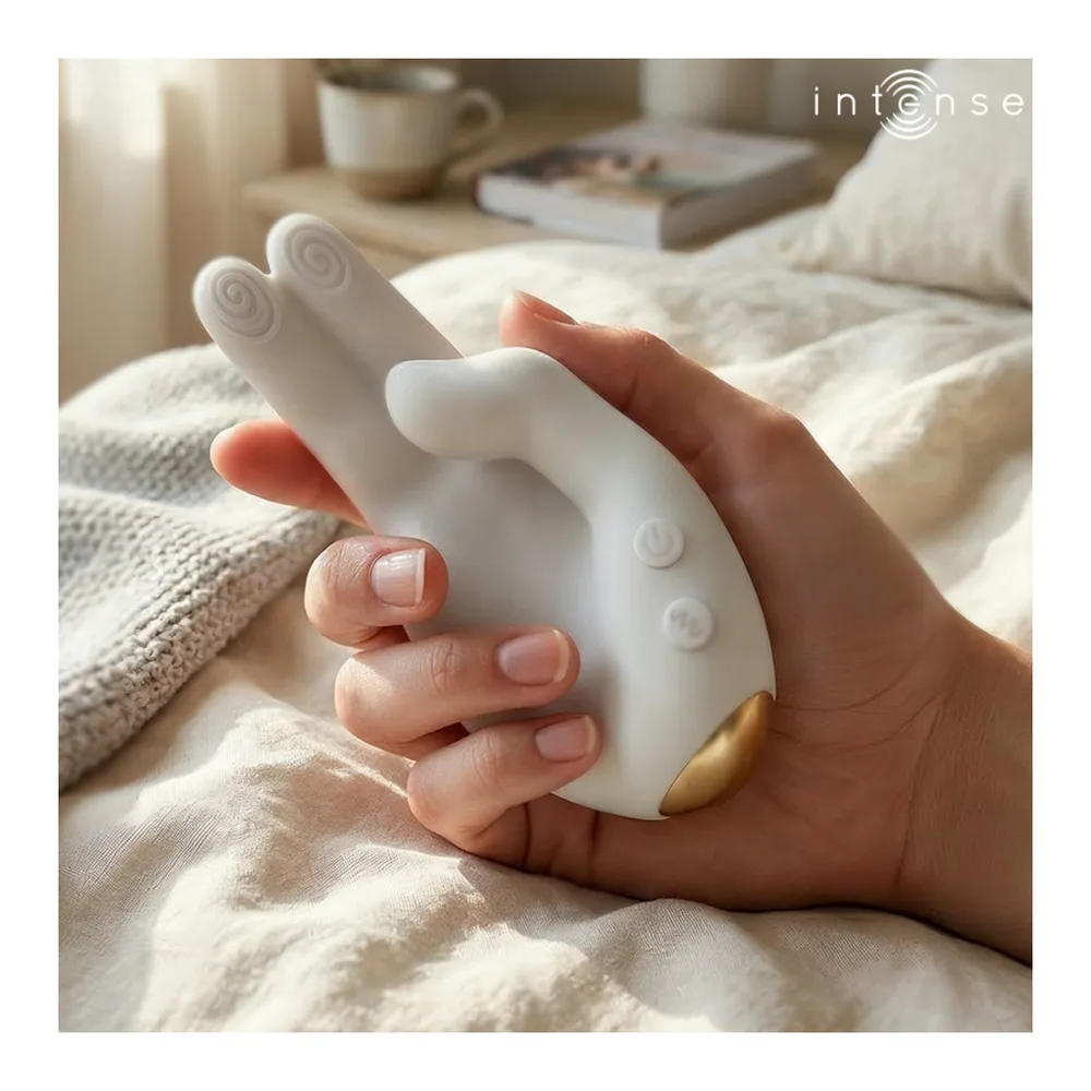 Stimulateur clitoridien blanc en silicone avec deux doigts souples, zoom détaillant les têtes oscillantes en spirale et indication « strong vibration »