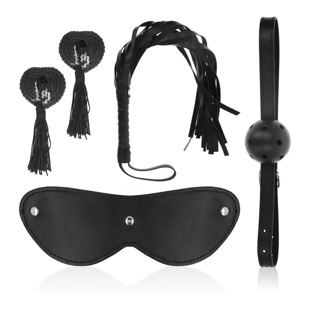 Masque en cuir noir avec oeillets métalliques et sangle élastique ajustable, porté sur mannequin blanc sur fond blanc