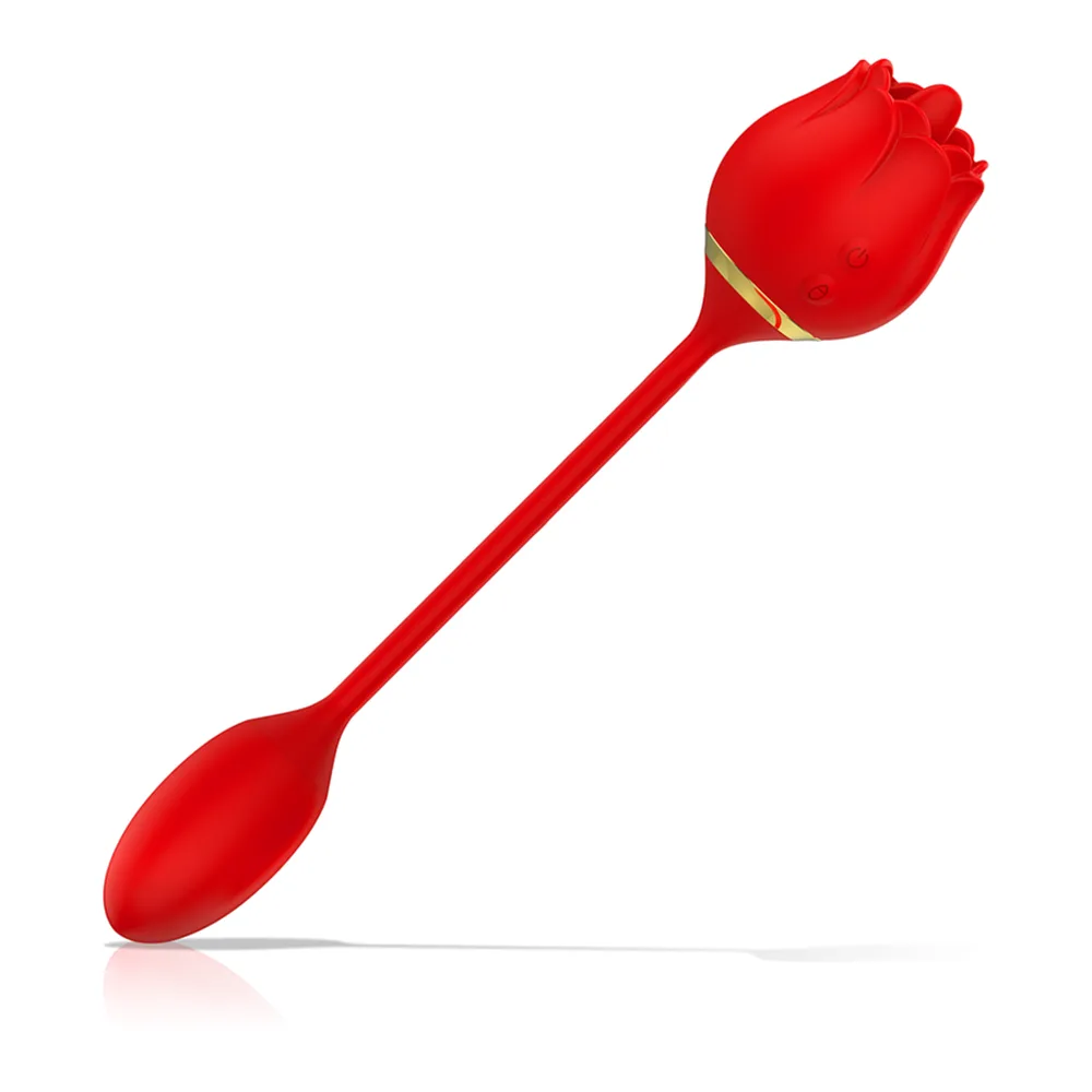 Stimulateur clitoridien rouge en forme de rose avec une tige longue et une partie arrondie à l'autre extrémité, anneau doré au niveau de la fleur, sur fond blanc