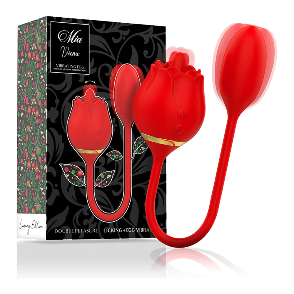 Stimulateur clitoridien rouge en forme de rose avec une tige longue et une partie arrondie à l'autre extrémité, anneau doré au niveau de la fleur, sur fond blanc