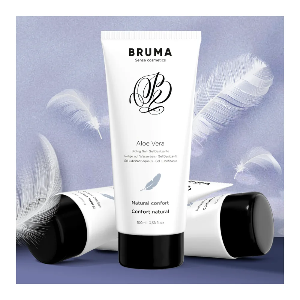 Tube blanc de lubrifiant Bruma à l'aloe vera versant son gel transparent dans une main, ongles rouges, sur fond blanc