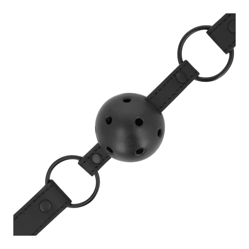 Bâillon boule noir perforé en cuir végétalien avec sangle réglable noire et anneaux de fixation latéraux sur fond blanc