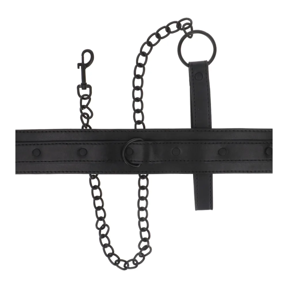 Collier en cuir végétalien noir avec bande ajustable, boucle centrale et chaîne détachable avec anneau, présenté à plat