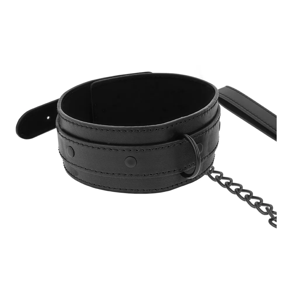 Collier en cuir végétalien noir avec bande ajustable, boucle centrale et chaîne détachable avec anneau, présenté à plat