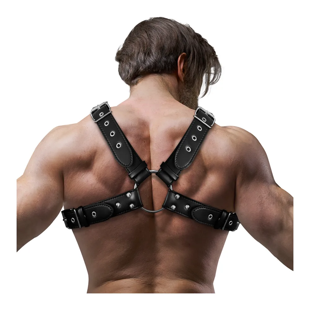 Harnais de poitrine croisé en éco-cuir noir avec rivets, porté sur torse nu, sangles réglables formant un motif géométrique sur la poitrine et les épaules