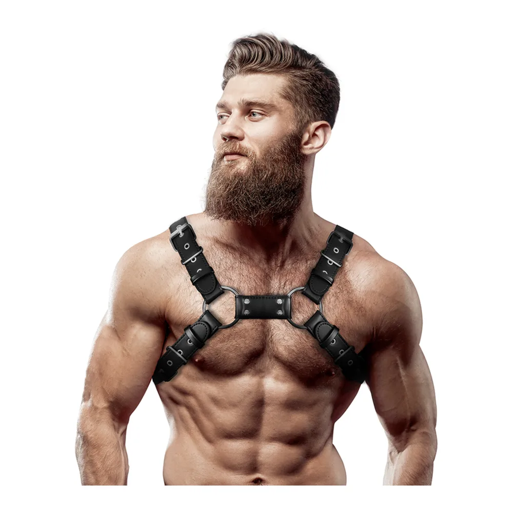 Harnais de poitrine en cuir noir avec deux sangles d'épaules et bande de torse, porté sur un torse nu, vue de profil tête légèrement tournée, fond blanc