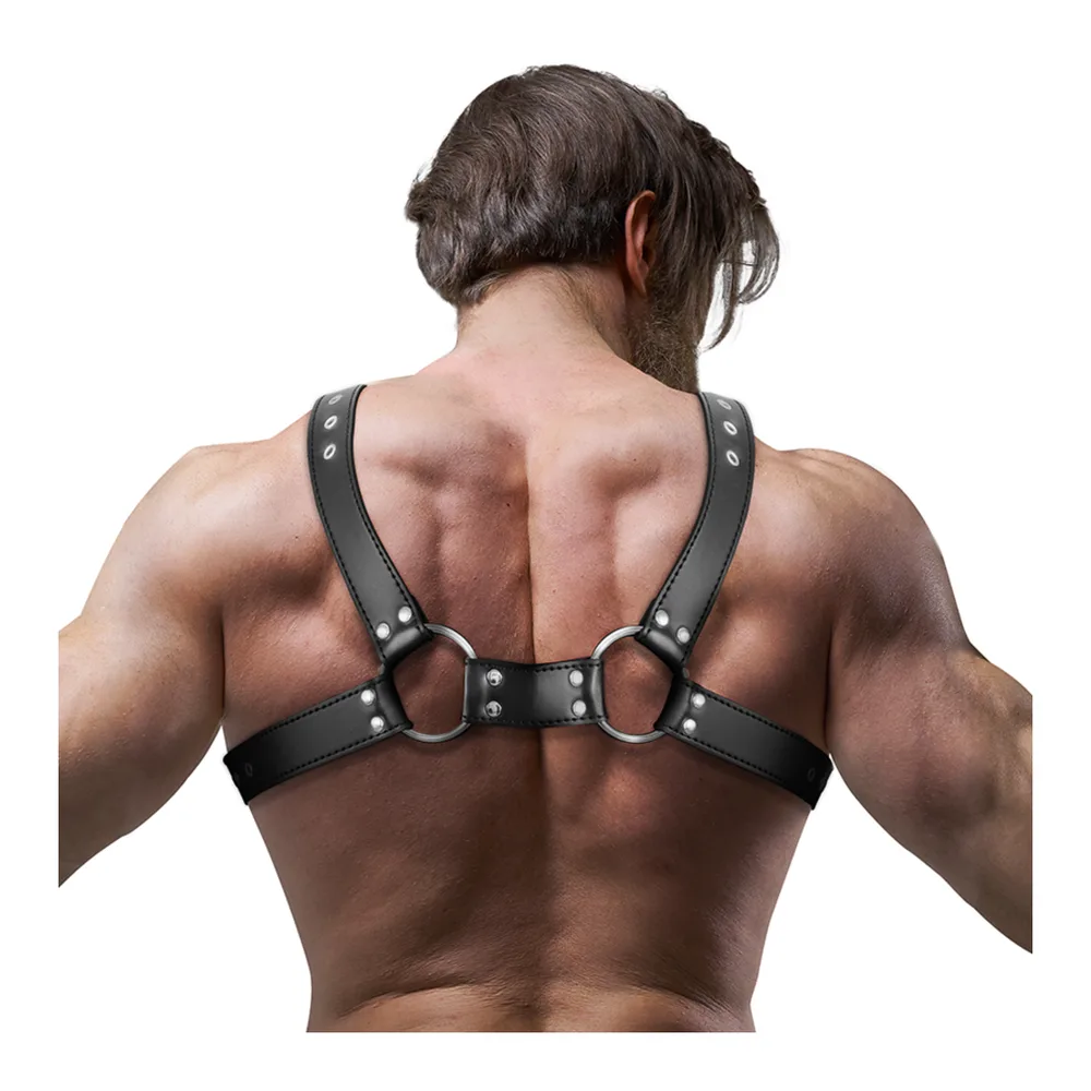 Harnais de poitrine en cuir noir avec deux sangles d'épaules et bande de torse, porté sur un torse nu, vue de profil tête légèrement tournée, fond blanc