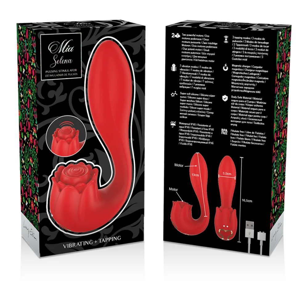 Stimulateur vibrant rouge en silicone en forme de rose stylisée, tenu dans une main ouverte sur fond blanc, montrant sa forme ergonomique avec pétales texturés