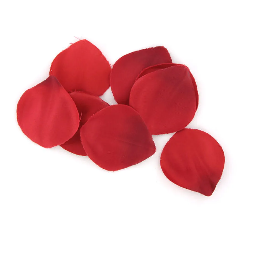 Deux bougies flottantes roses en forme de cœur, surface brillante parsemée de paillettes, sur fond blanc