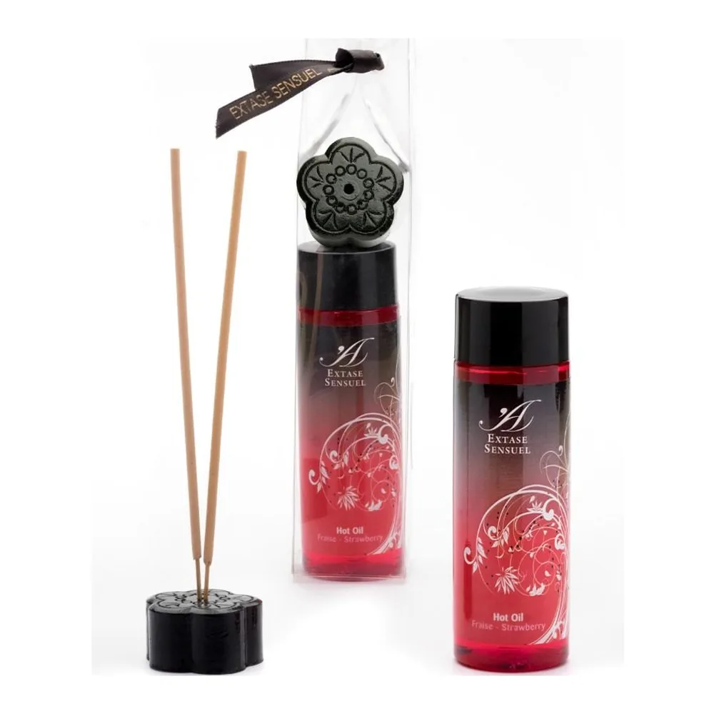 Flacon airless noir et rouge de 100 ml d'huile de massage effet chaud parfum fraise, étiquette ornée de motifs floraux blancs et texte doré Extase Sensuel