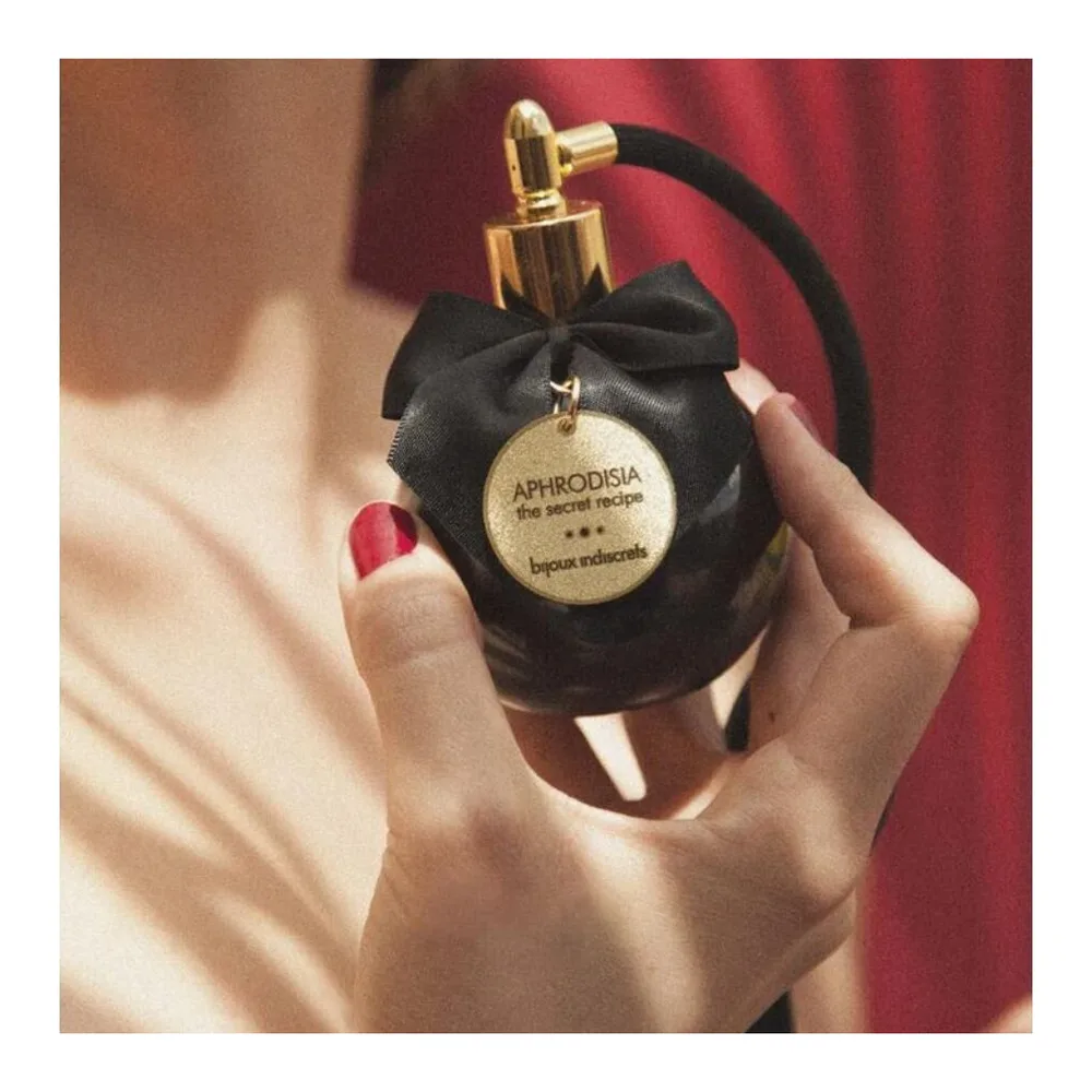 Boîte noire Bijoux avec motif floral et brume corporelle Aphrodisia noire avec vaporisateur doré, nœud noir et pompon assorti