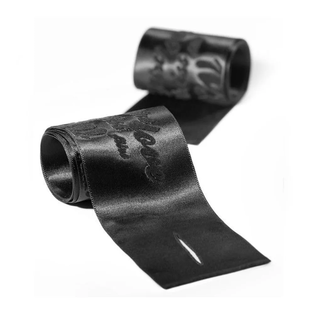 Masque de sommeil en satin noir avec inscriptions grises, élastique d'attache, sur fond blanc