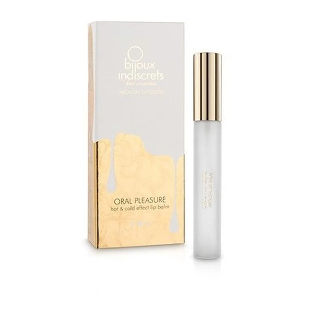 Gloss dans un tube blanc givré avec capuchon doré cannelé, vue de face sur fond blanc
