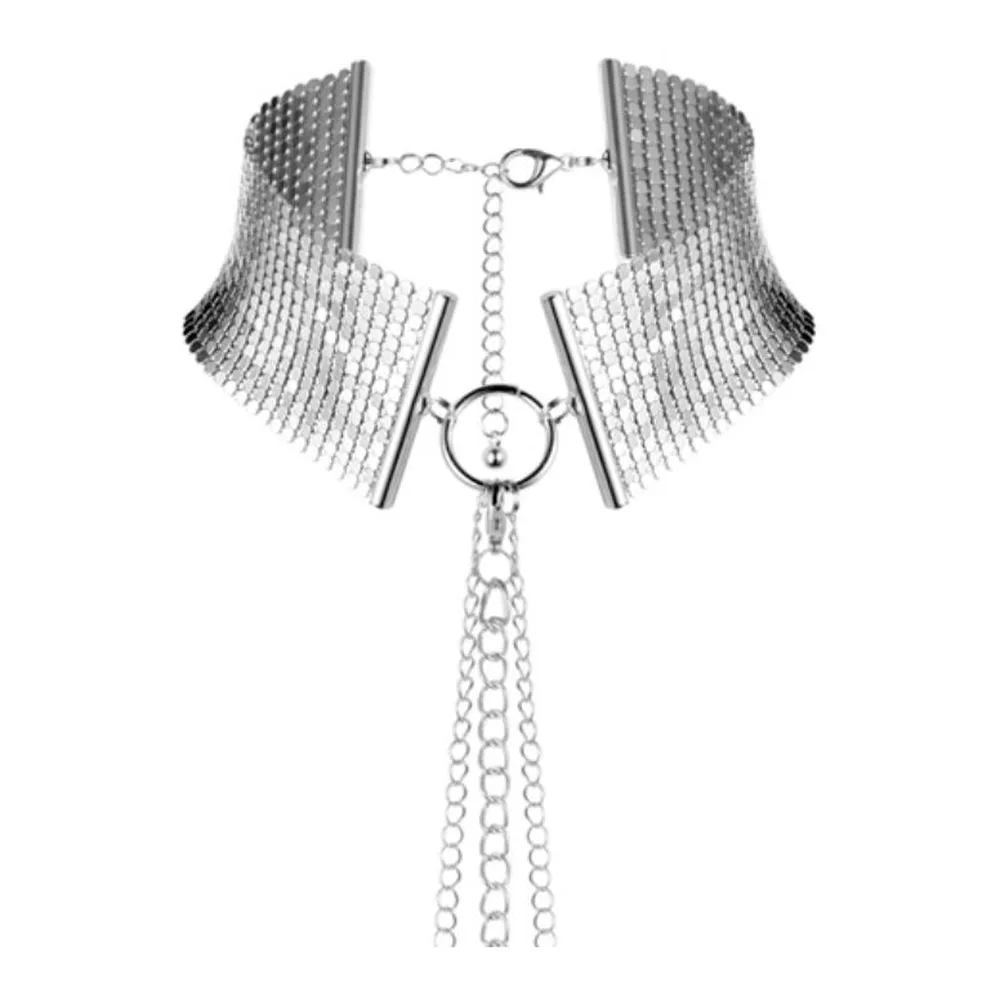Collier en chaîne métallique argentée avec tour de cou en maille noire, porté avec fermoir à l'arrière du cou, chaîne descendant sur le buste