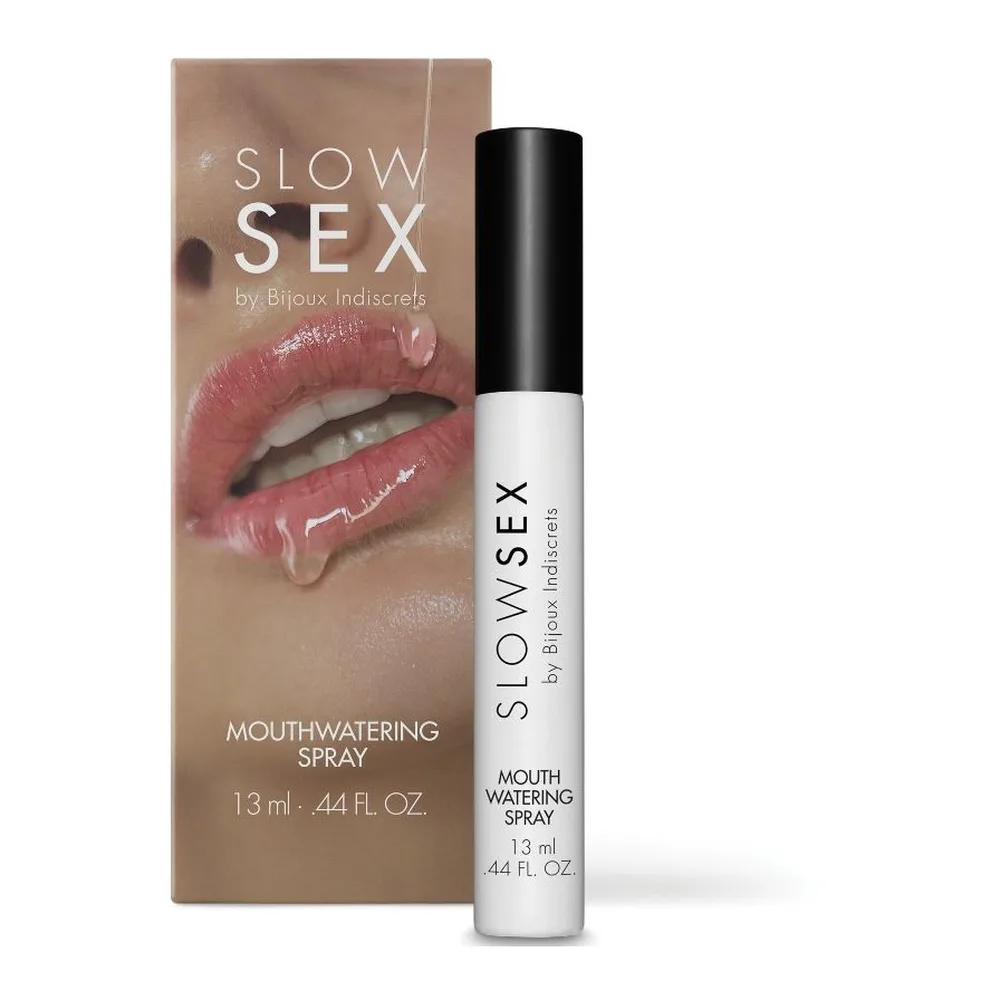 Emballage et flacon du spray hydratant Slow Sex par Bijoux Indiscrets, format 13 ml, avec bouchon noir et étiquette blanche, présenté à côté de sa boîte beige ornée de lèvres