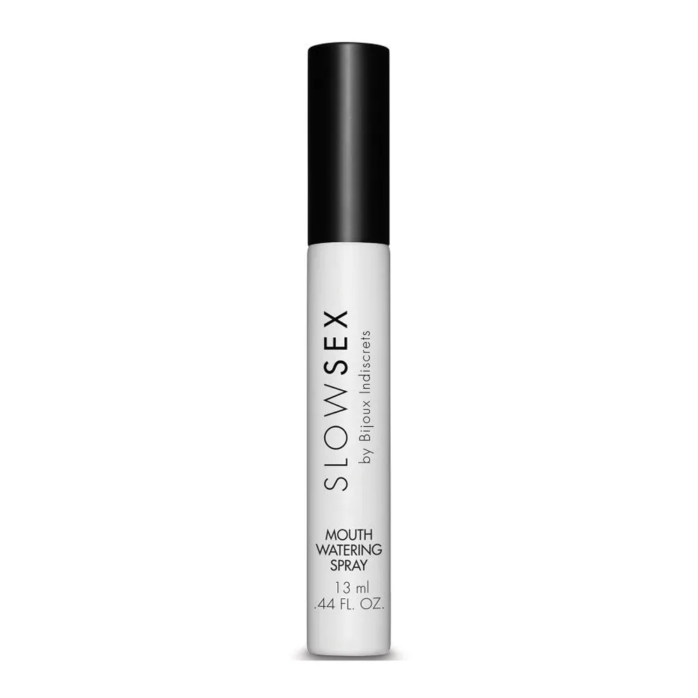 Emballage et flacon du spray hydratant Slow Sex par Bijoux Indiscrets, format 13 ml, avec bouchon noir et étiquette blanche, présenté à côté de sa boîte beige ornée de lèvres