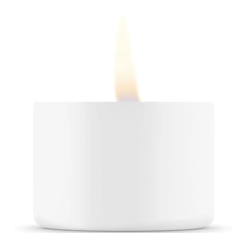 Bougie de massage en verre blanc avec flamme allumée, contenant de l'huile de massage liquide visible