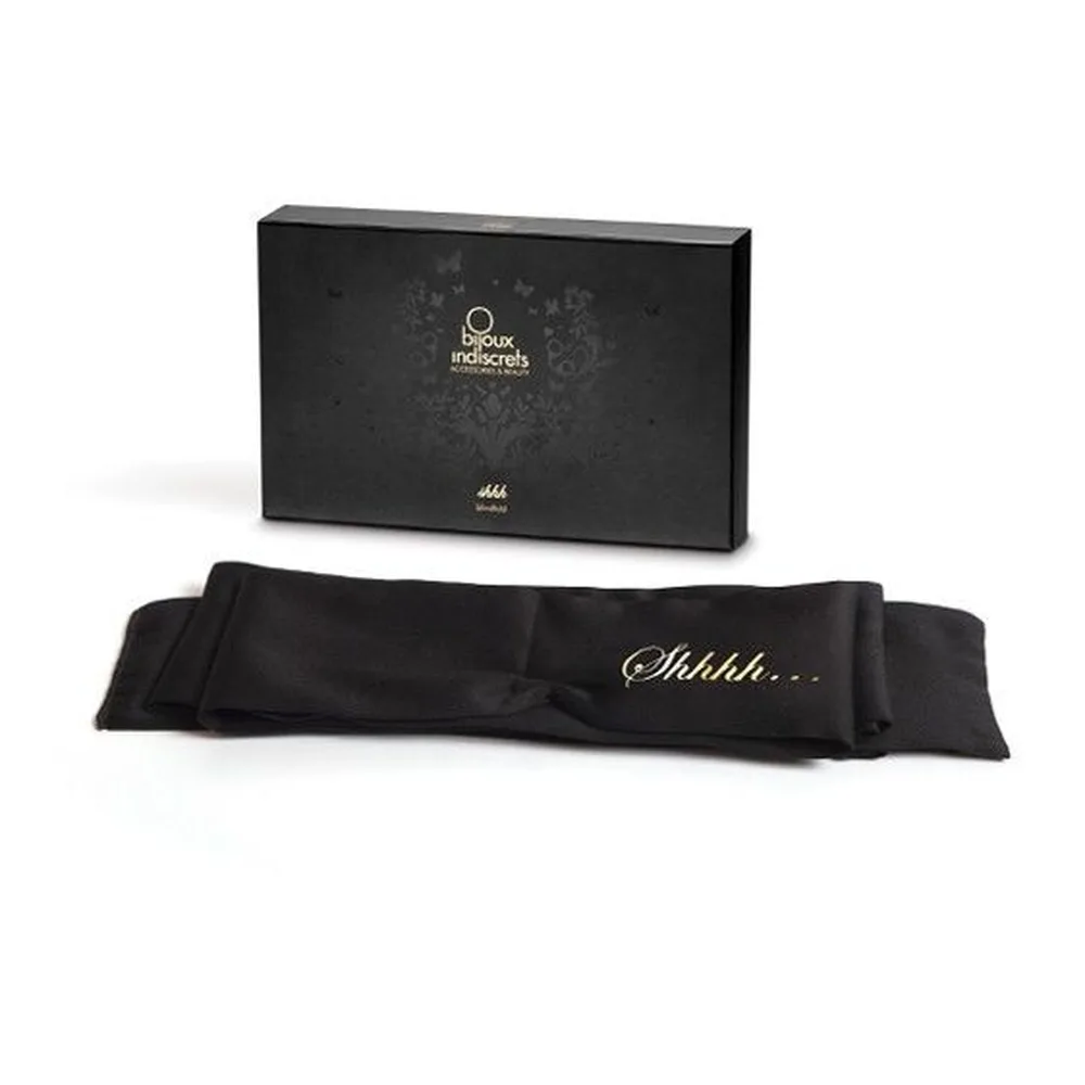 Masque en satin noir avec ruban attaché, imprimé « Shhhh » visible sur le devant, sur fond blanc