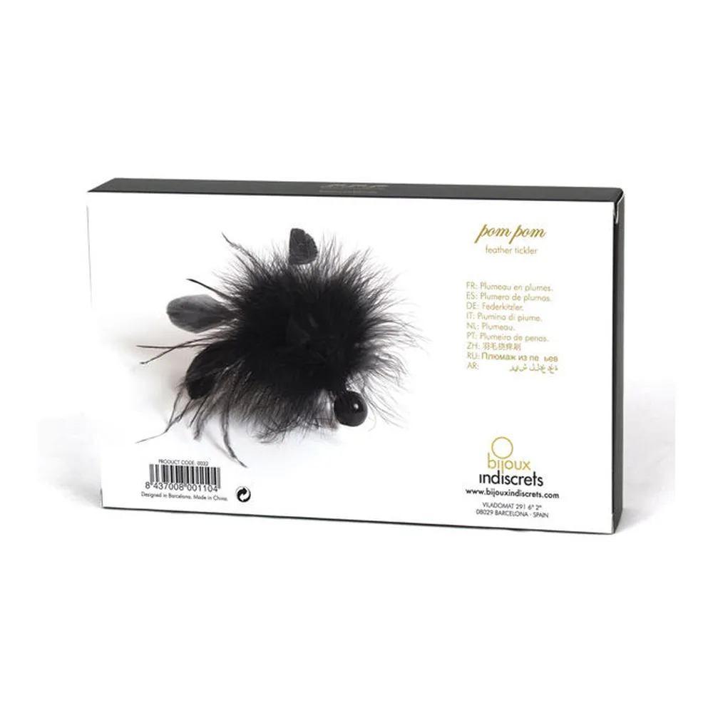 Plumeau noir en plumes, boule duveteuse avec manche, présenté avec son emballage cadeau noir Bijoux Indiscrets