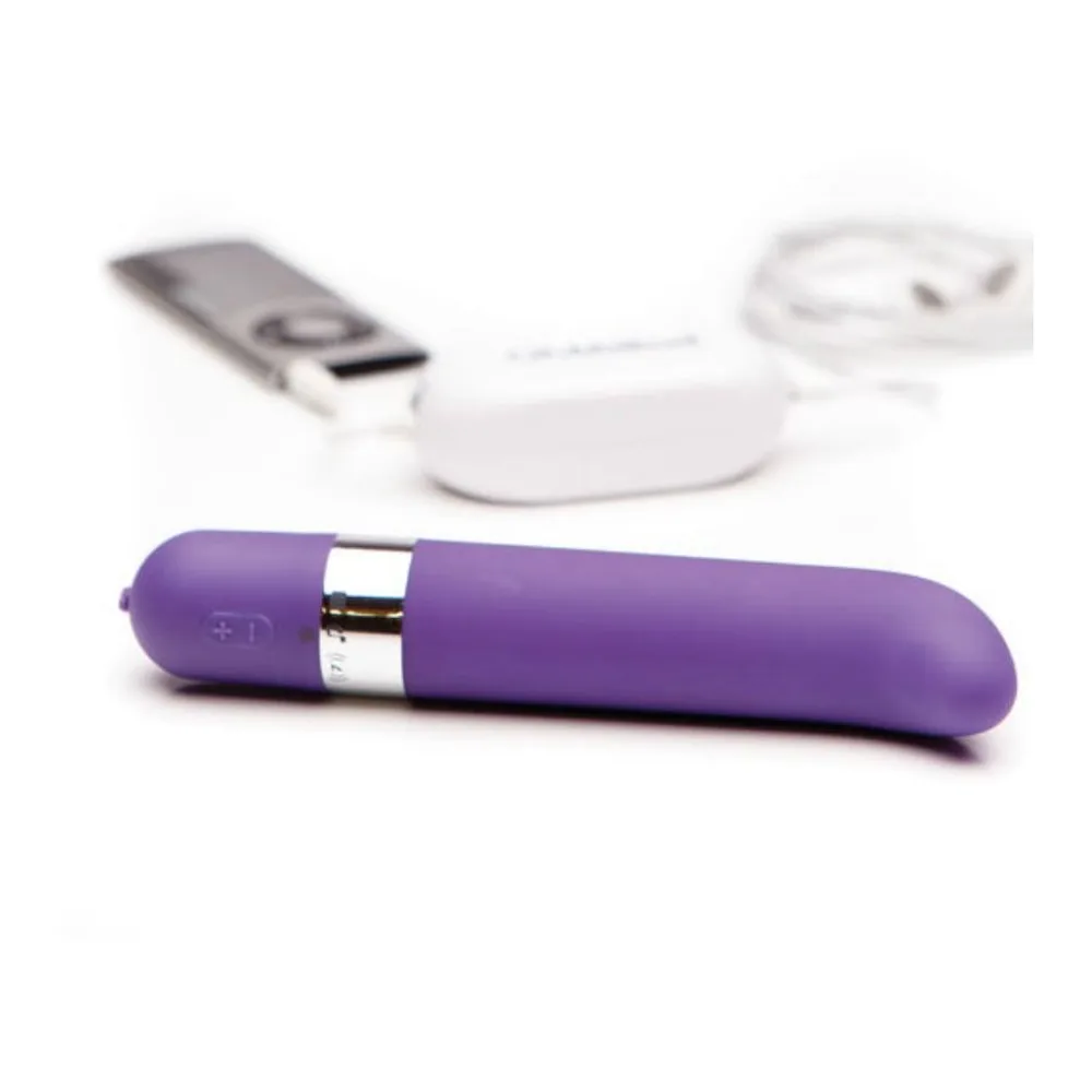 Vibromasseur Freestyle:G rose fuchsia avec bande métallique chromée, accompagné de son câble de connexion audio blanc et adaptateurs