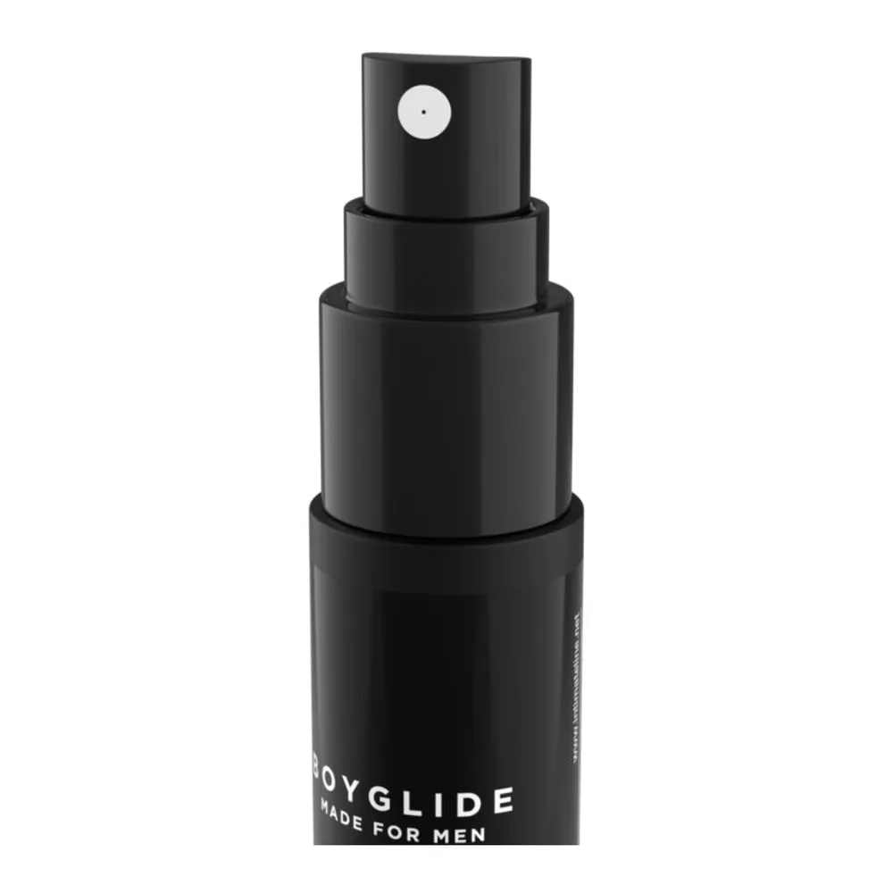 Flacon spray noir cylindrique avec pompe blanc et noir, étiquette blanc texte Boyglide Made For Men, fond blanc