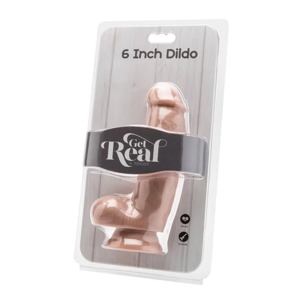 Gode réaliste en silicone beige chair avec testicules moulés, tige légèrement incurvée et ventouse plate à la base, sur fond blanc