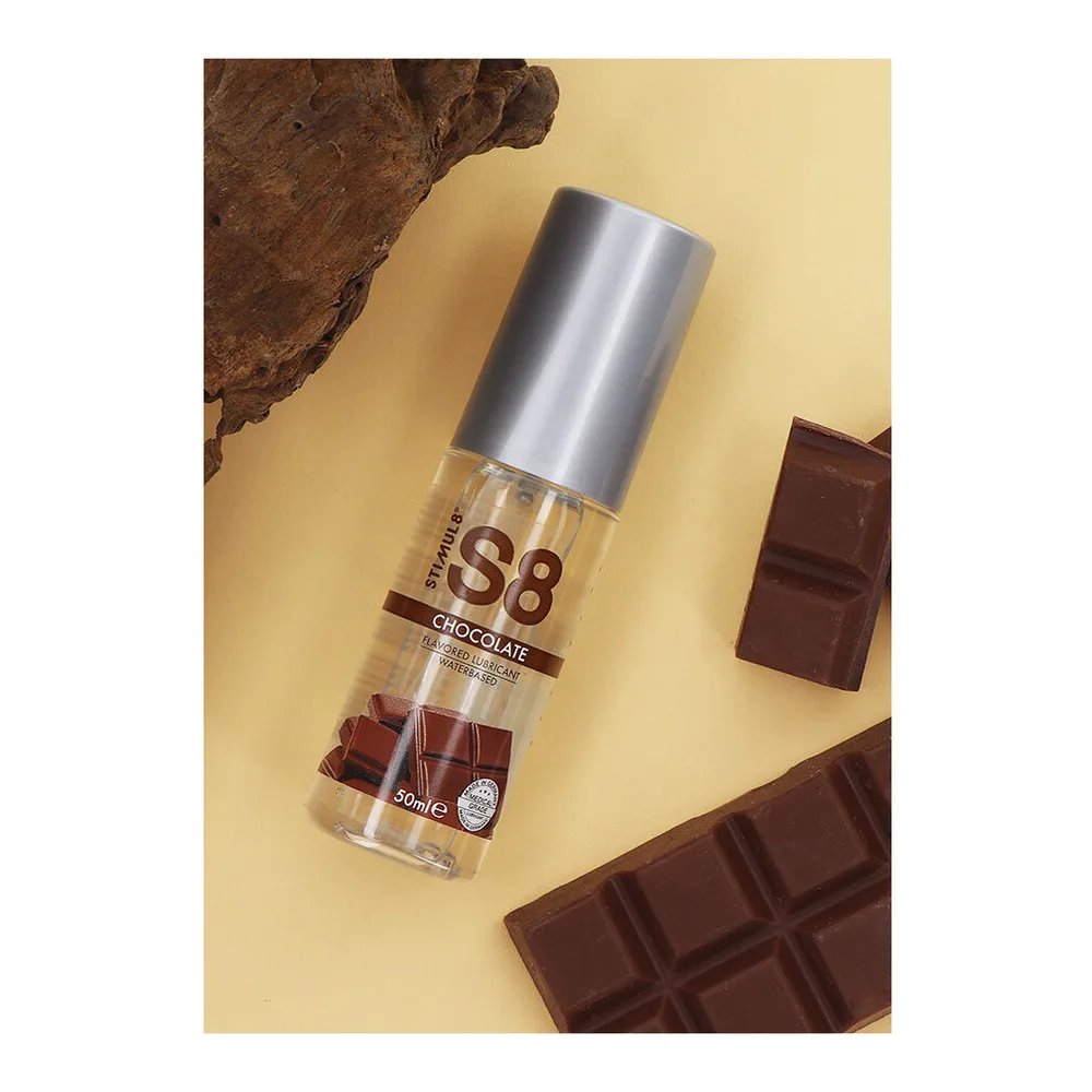 Flacon de lubrifiant S8 saveur chocolat, 50 ml, avec capuchon argenté et étiquette blanc et marron montrant des carrés de chocolat