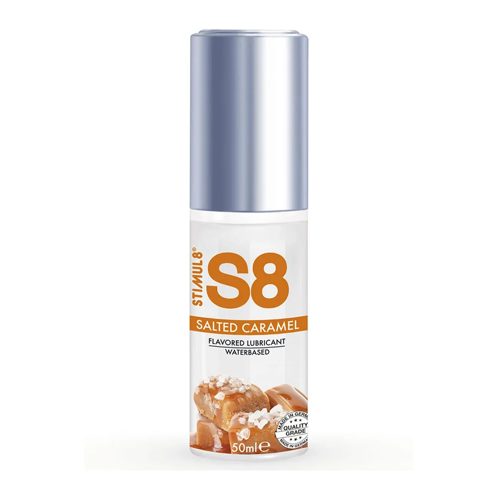 Flacon spray de 50 ml de lubrifiant aromatisé caramel salé S8, à base d'eau, avec bouchon argenté et étiquette blanche ornée de visuels de caramel