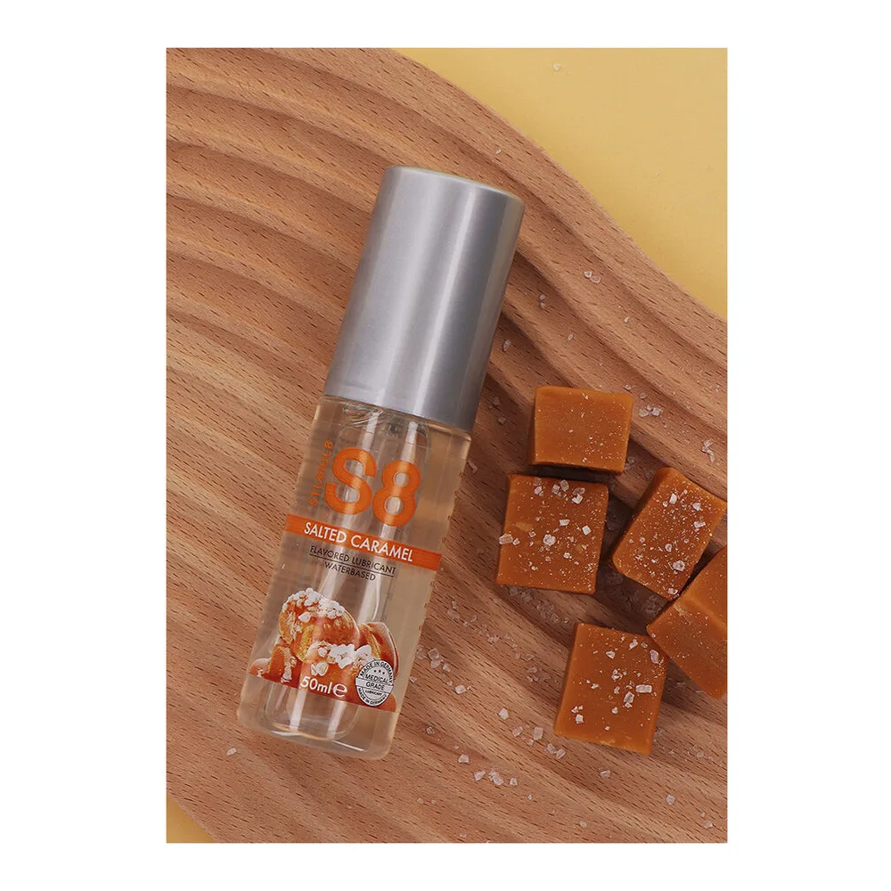 Flacon spray de 50 ml de lubrifiant aromatisé caramel salé S8, à base d'eau, avec bouchon argenté et étiquette blanche ornée de visuels de caramel