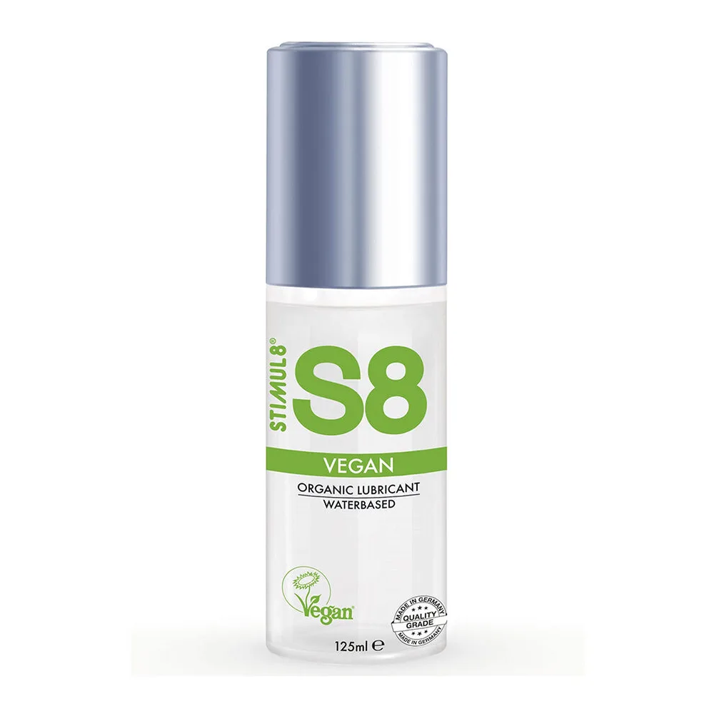 Flacon de lubrifiant S8 Vegan à base d'eau, 125 ml, avec bouchon métallisé gris et étiquette blanche et verte indiquant sa formule organique et végane