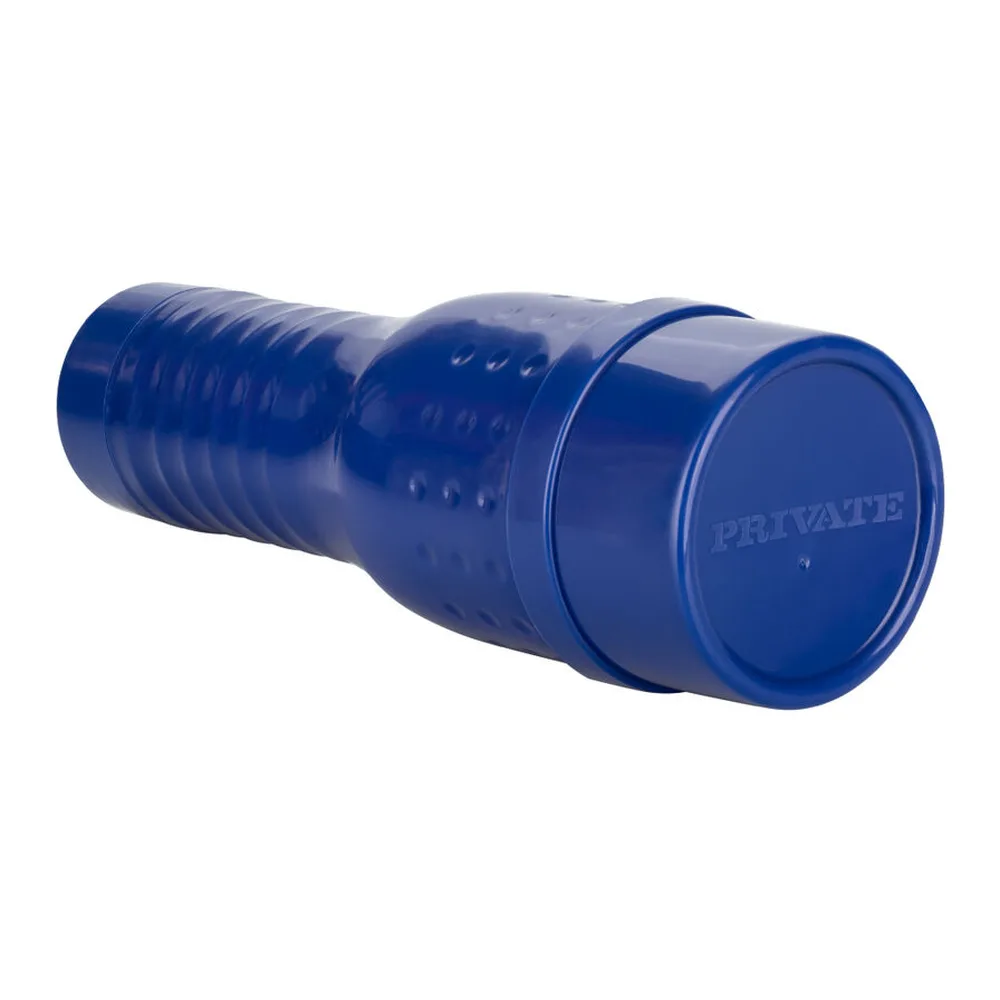 Masturbateur bleu en silicone avec rainures texturées, embout cylindrique fermé par un capuchon amovible, marquage gravé sur le côté