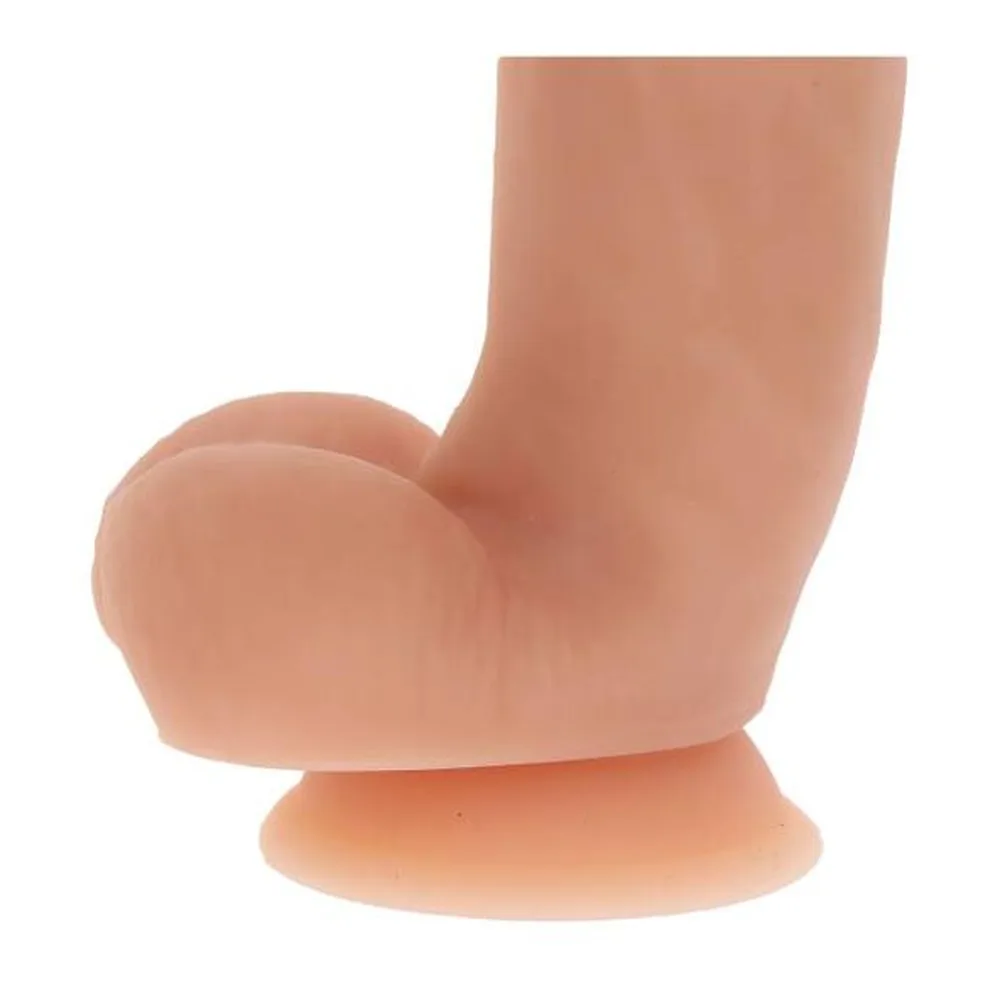 Gode en silicone beige chair avec base suction-cup, silhouette réaliste dotée de testicules proéminents, présenté sur fond blanc avec badge de qualité
