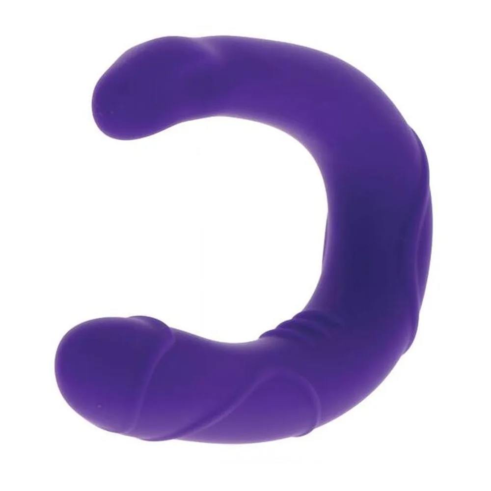 Double godemichet en silicone violet lisse en forme de fer à cheval, avec deux extrémités effilées, sur fond blanc