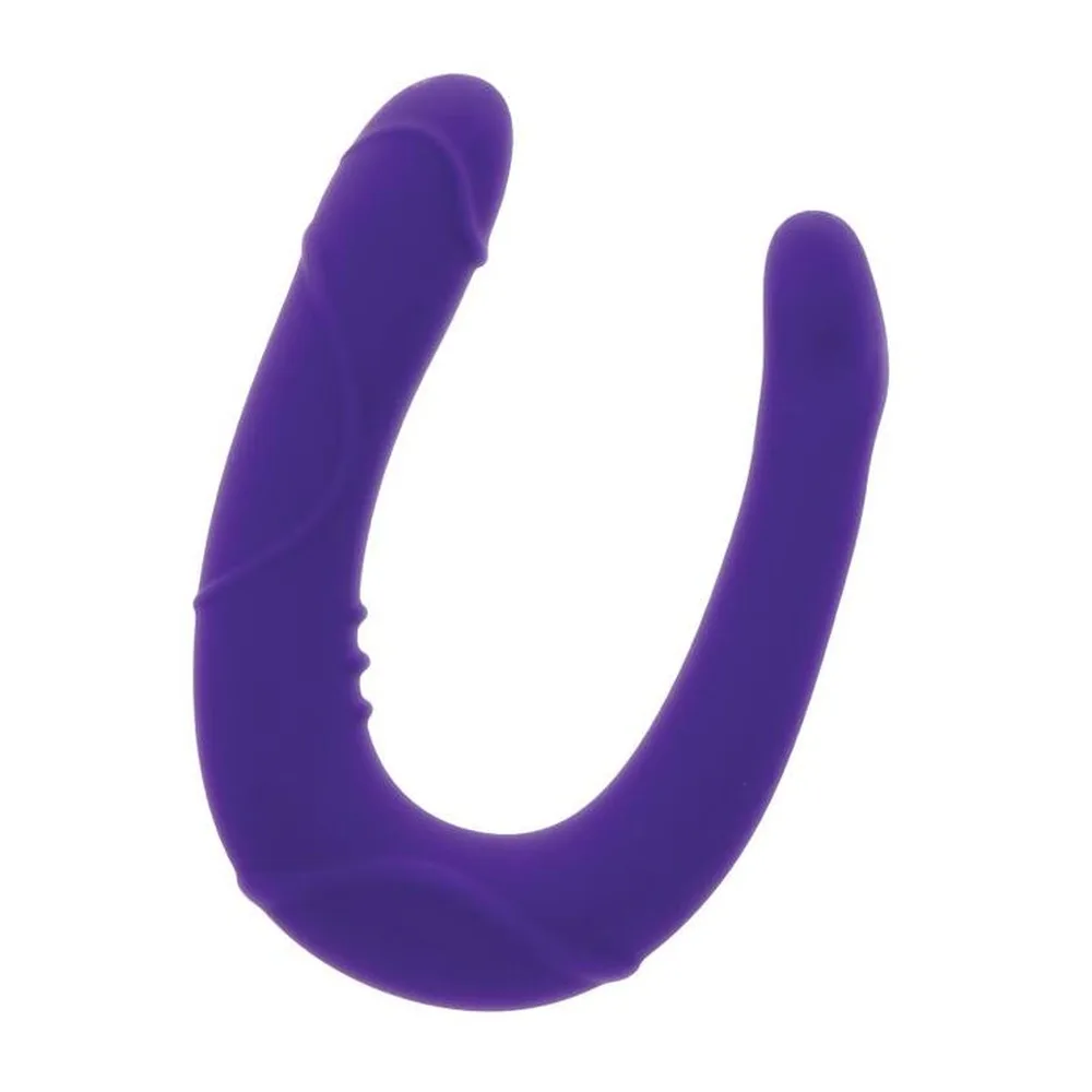 Double godemichet en silicone violet lisse en forme de fer à cheval, avec deux extrémités effilées, sur fond blanc