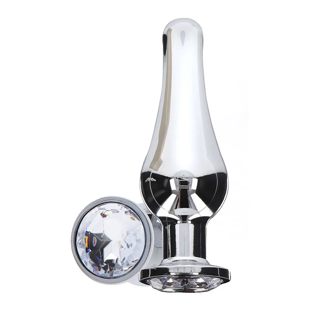 Plug anal en aluminium poli chromé avec base ornée d'un grand cristal taillé transparent, vue de profil sur fond blanc