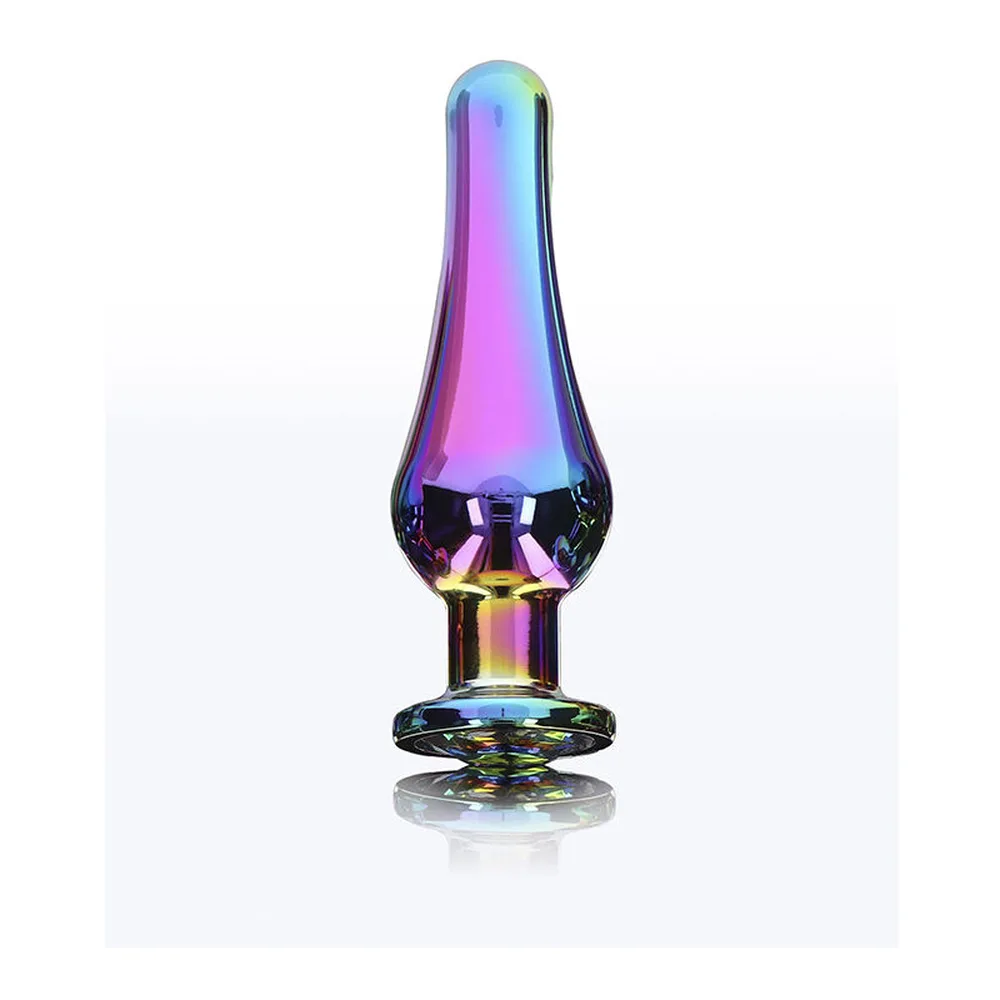 Plug anal en aluminium avec revêtement irisé multicolore, forme effilée, base large et arrondie, sur fond blanc