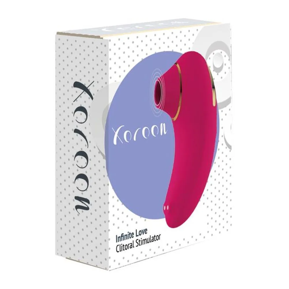 Stimulateur clitoridien en silicone rose fuchsia avec embout de succion, bandes dorées et commandes blanches sur fond blanc