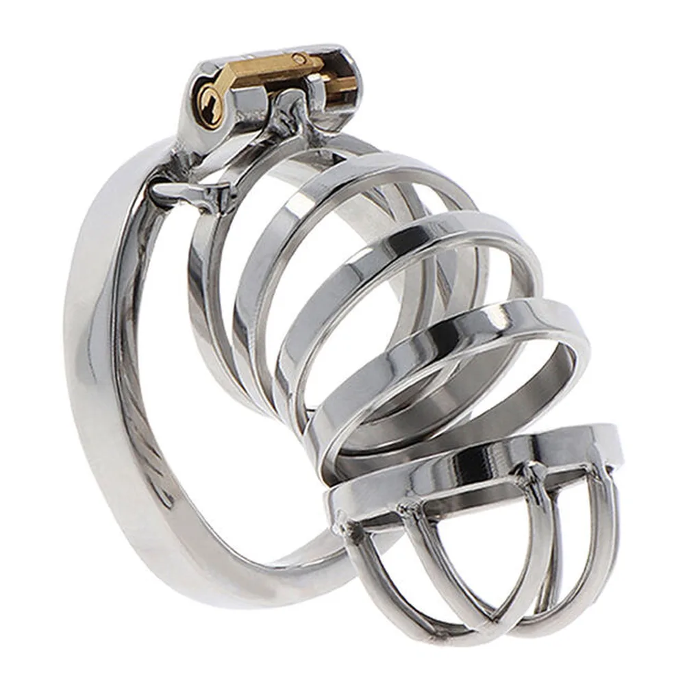 Cage de chasteté en acier inoxydable poli avec anneaux multiples de diamètres progressifs et fermeture à cadenas doré, vue d'ensemble sur fond blanc