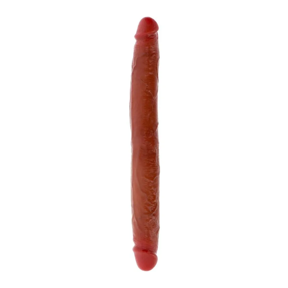Emballage d'un godemichet double extrémité en silicone rouge, présenté dans une main. Produit « Real Skin » de la marque « Real Skin »