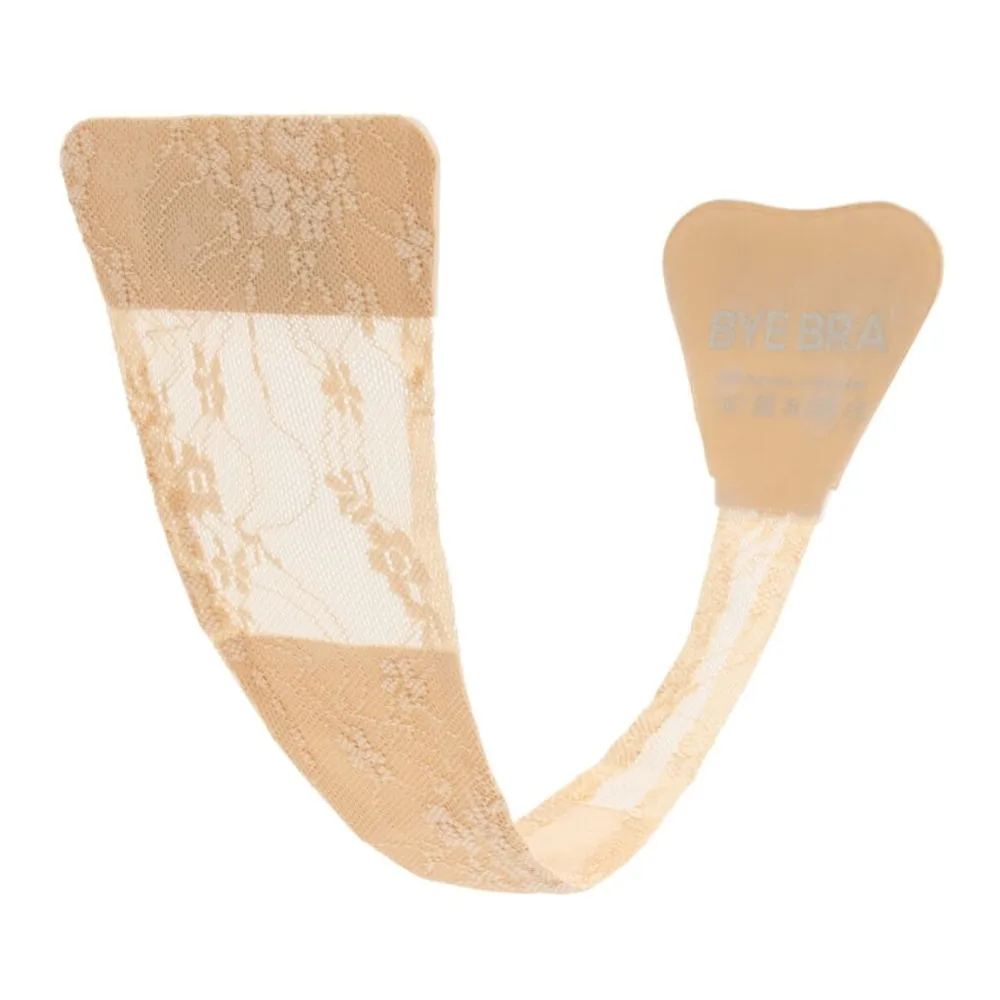 Femme portant un string adhésif noir avec empiècement de dentelle, maintenu par des bandes de silicone visibles sur la peau