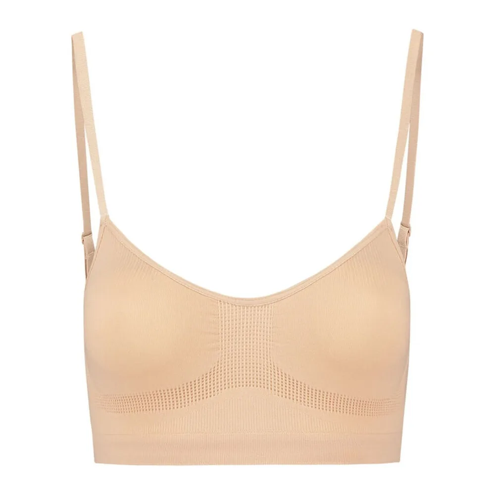Soutien-gorge sans couture noir en vue de face, avec bretelles larges réglables et décolleté arrondi profond sur fond blanc