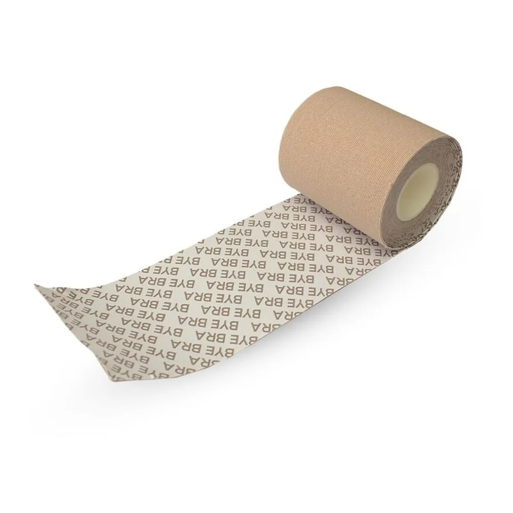 Rouleau de ruban adhésif double face de couleur beige avec motif répété, partiellement déroulé pour montrer la bande extensible et le papier de protection amovible