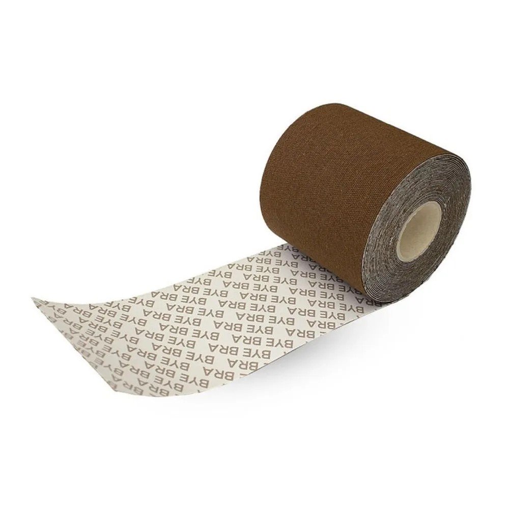 Rouleau de bande adhésive extensible marron chocolat avec doublure grise, et bande déroulée montrant motif imprimé répété, sur fond blanc