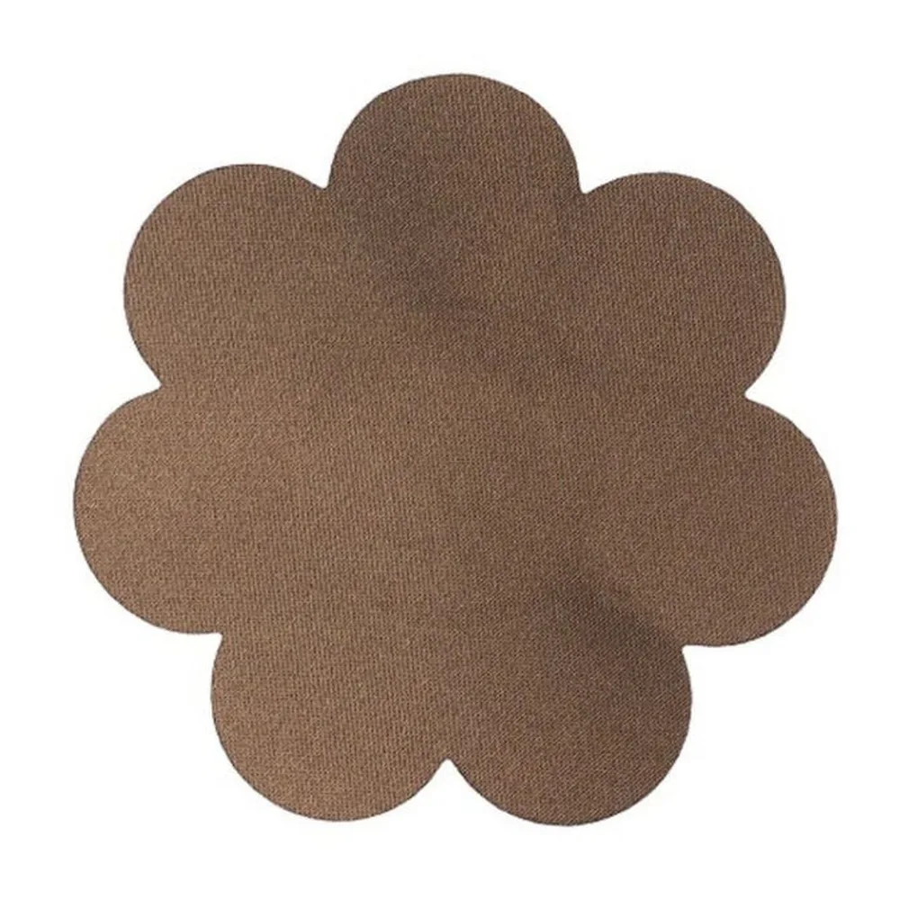 Rouleau de bande adhésive extensible marron chocolat avec doublure grise, et bande déroulée montrant motif imprimé répété, sur fond blanc